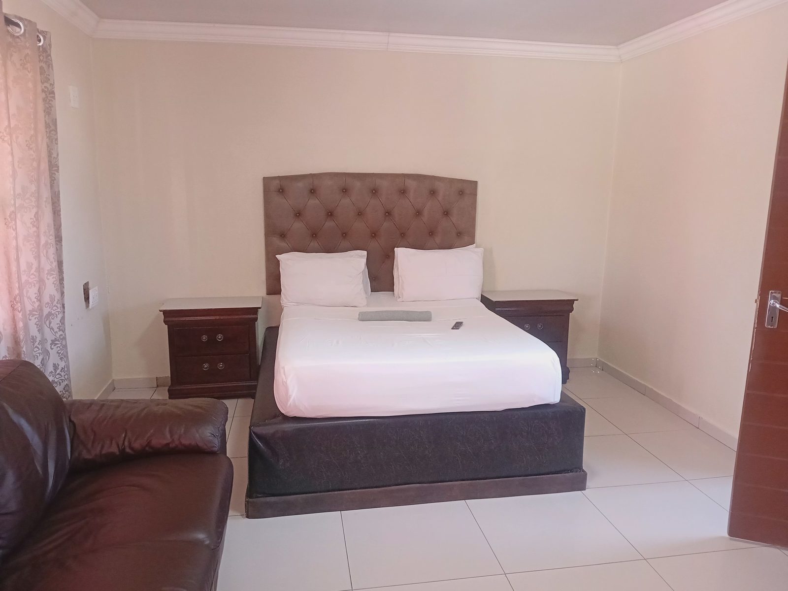 Executive room with queen bed and leather lounge corner